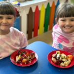 Degustacja pokrojonych owoców w czekoladzie