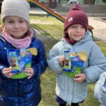 Dzieci z grupy Pszczółki podczas zabawy szukania zajączka wielkanocnego.