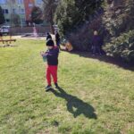 Dzieci z grupy Słoneczka z znalezioną niespodzianką od zajączka