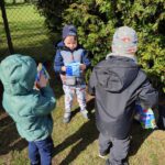 Dzieci z grupy Słoneczka podczas zabawy szukania zajączka wielkanocnego.