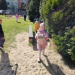 Dzieci z grupy Słoneczka podczas zabawy szukania zajączka wielkanocnego.