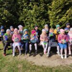 Grupa Słoneczka z prezentami- niespodziankami od zajączka.