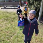 Dzieci z grupy Słoneczka podczas zabawy szukania zajączka wielkanocnego.