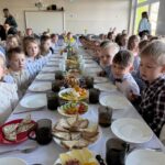 Dzieci podczas uroczystego śniadania wielkanocnego.