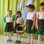 Dziewczyny recytują wiersze.