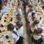 Dzieci podczas spożywania śniadania wielkanocnego.