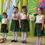 Dziewczyny recytują wiersze.