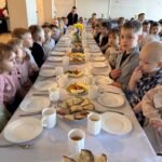 Dzieci podczas uroczystego śniadania wielkanocnego.