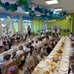 Dzieci uczestniczą w przedszkolnej uroczystości wielkanocnej.