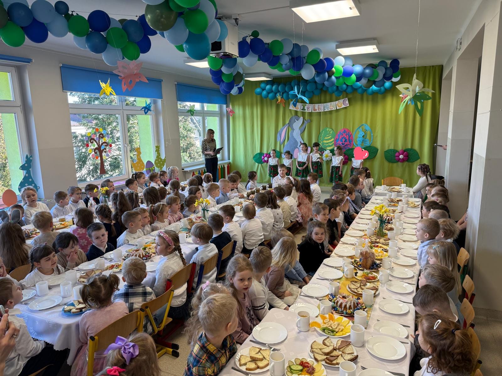 Dzieci uczestniczą w przedszkolnej uroczystości wielkanocnej.