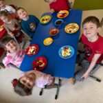 Dzieci degustują owoce w czekoladzie