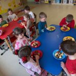 Dzieci degustują owoce w czekoladzie