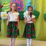 Dziewczyny recytują wiersze.