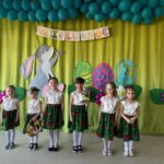 Dziewczynki recytujące wiersze.