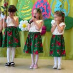 Dziewczyny recytują wiersze.