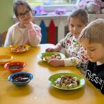 Dzieci degustują owoce w czekoladzie