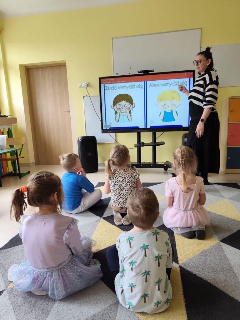 Dzieci biorą udział w zajęciach o tematyce wstydu.