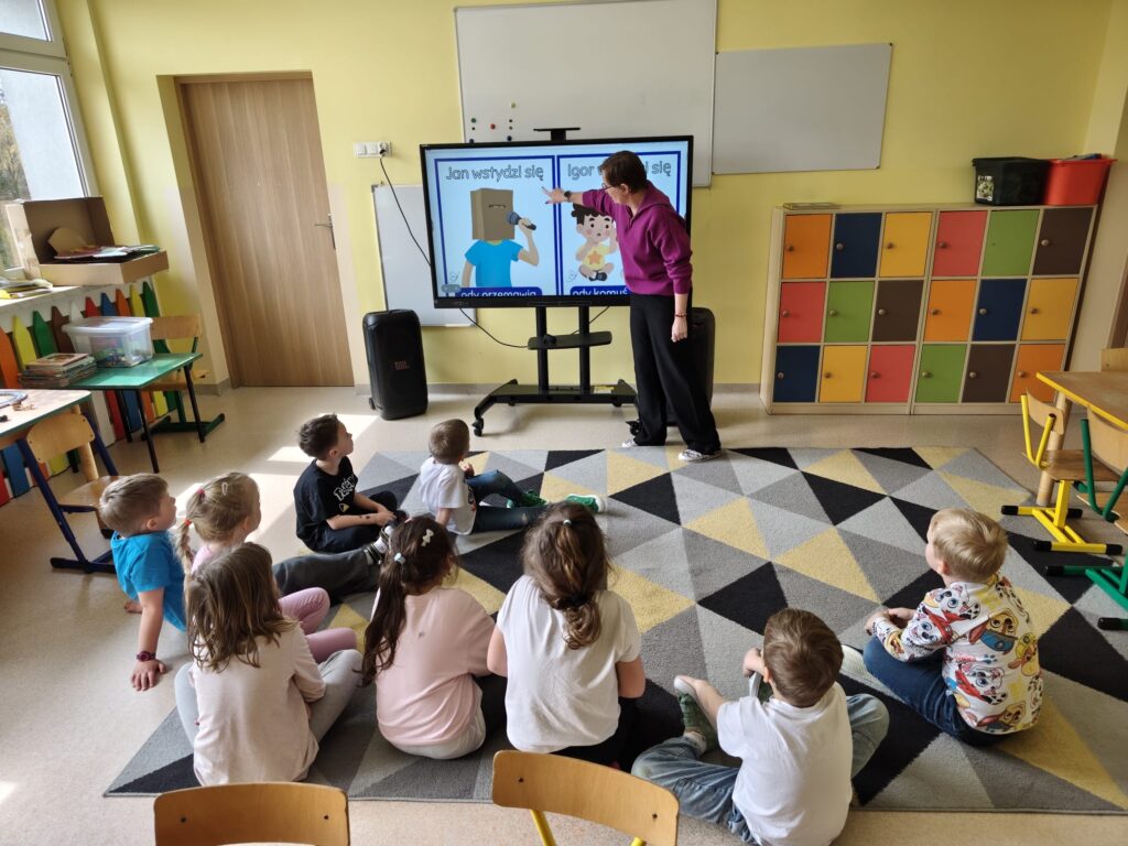 Dzieci biorą udział w zajęciach o tematyce wstydu.