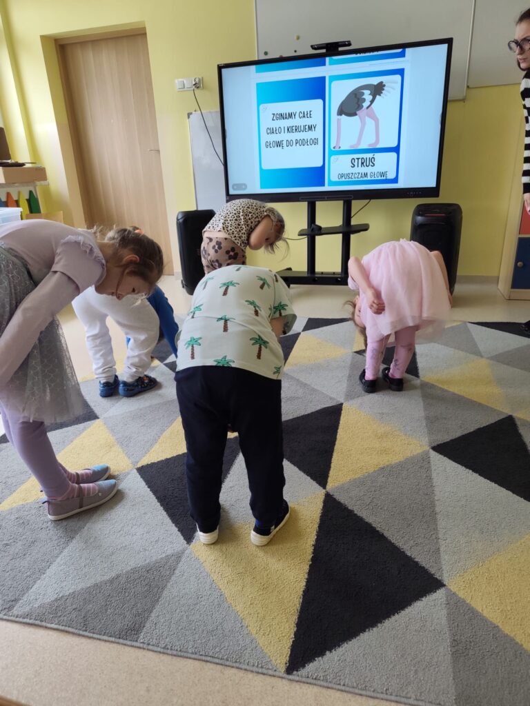 Dzieci biorą udział w zajęciach o tematyce wstydu.