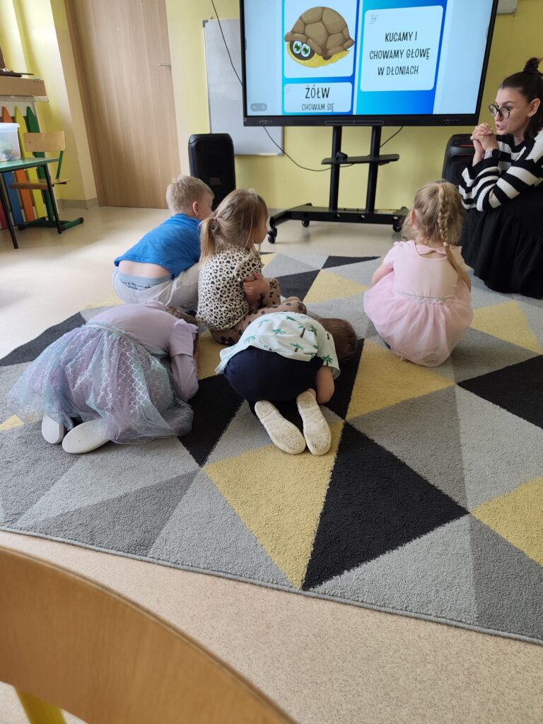 Dzieci biorą udział w zajęciach o tematyce wstydu.