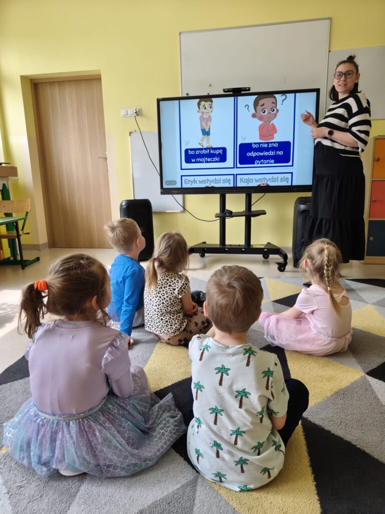 Dzieci biorą udział w zajęciach o tematyce wstydu.