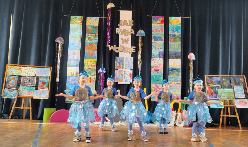 Taniec dziewczyn w strojach ekologicznych