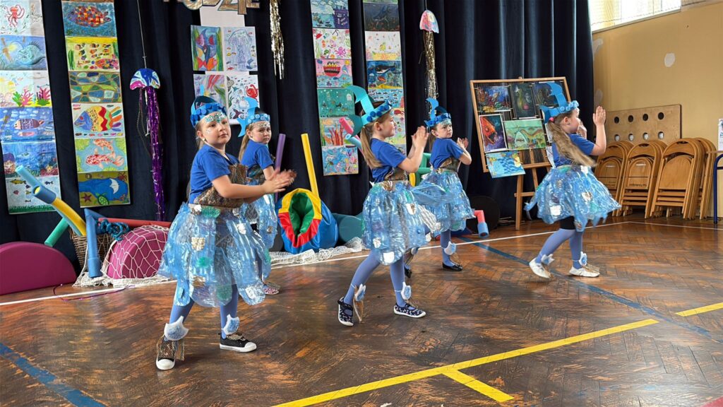 Taniec dziewczyn w strojach ekologicznych