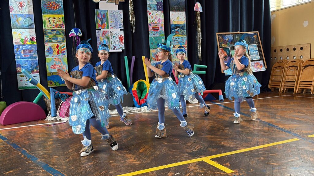 Taniec dziewczyn w strojach ekologicznych