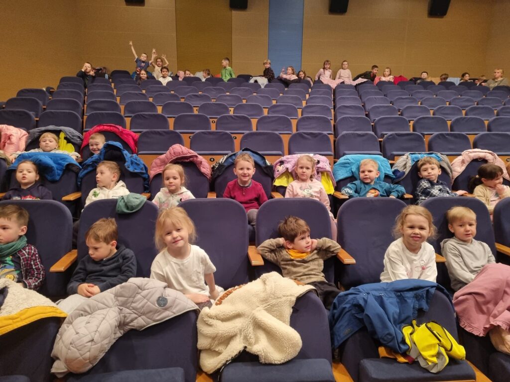 Dzieci siedzą na widowni