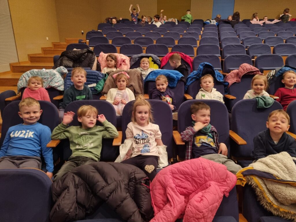 Dzieci siedzą na widowni