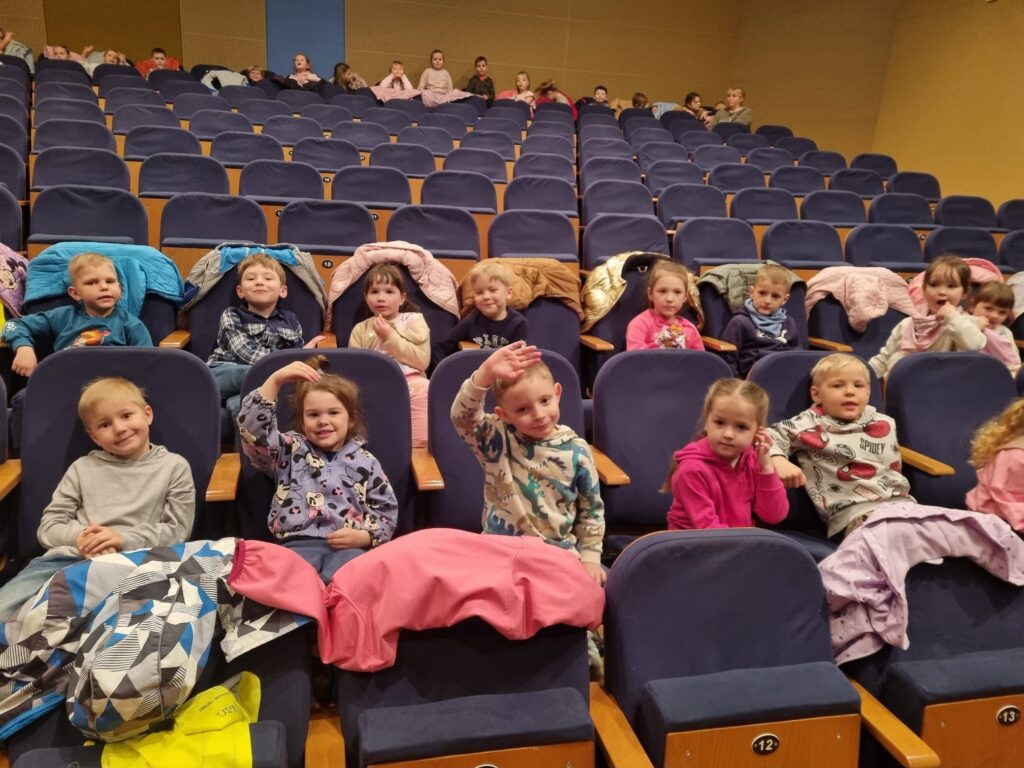 Dzieci siedzą na widowni