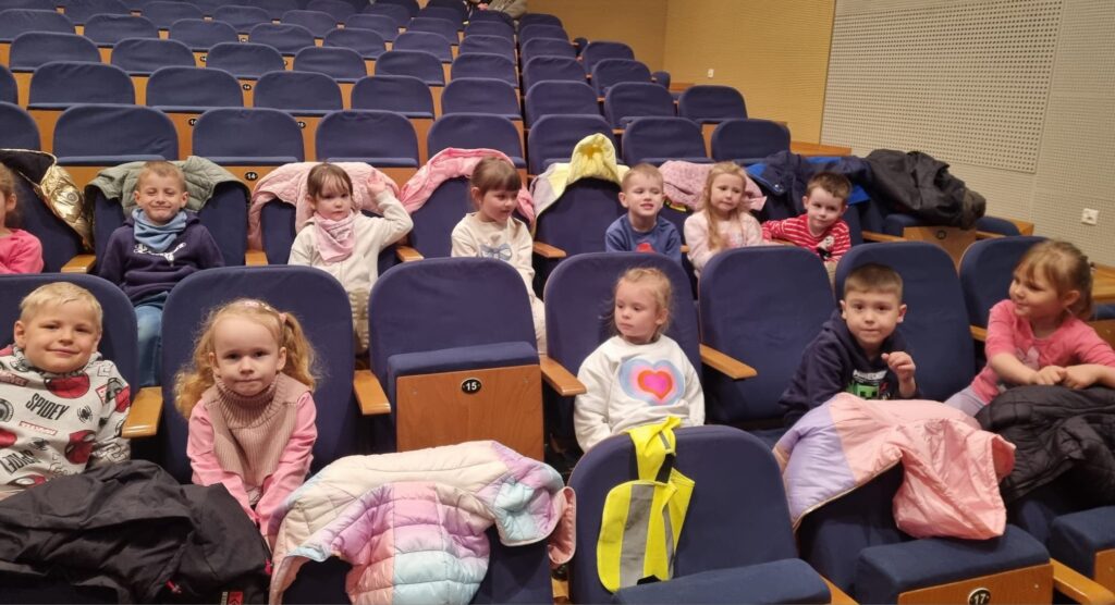 Dzieci siedzą na widowni