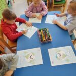 Dzień Ziemi w "Słoneczkach" dzieci kolorują