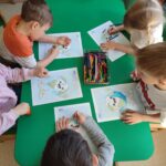Dzień Ziemi w "Słoneczkach" dzieci kolorują
