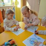 Dzień Ziemi w "Słoneczkach" dzieci kolorują