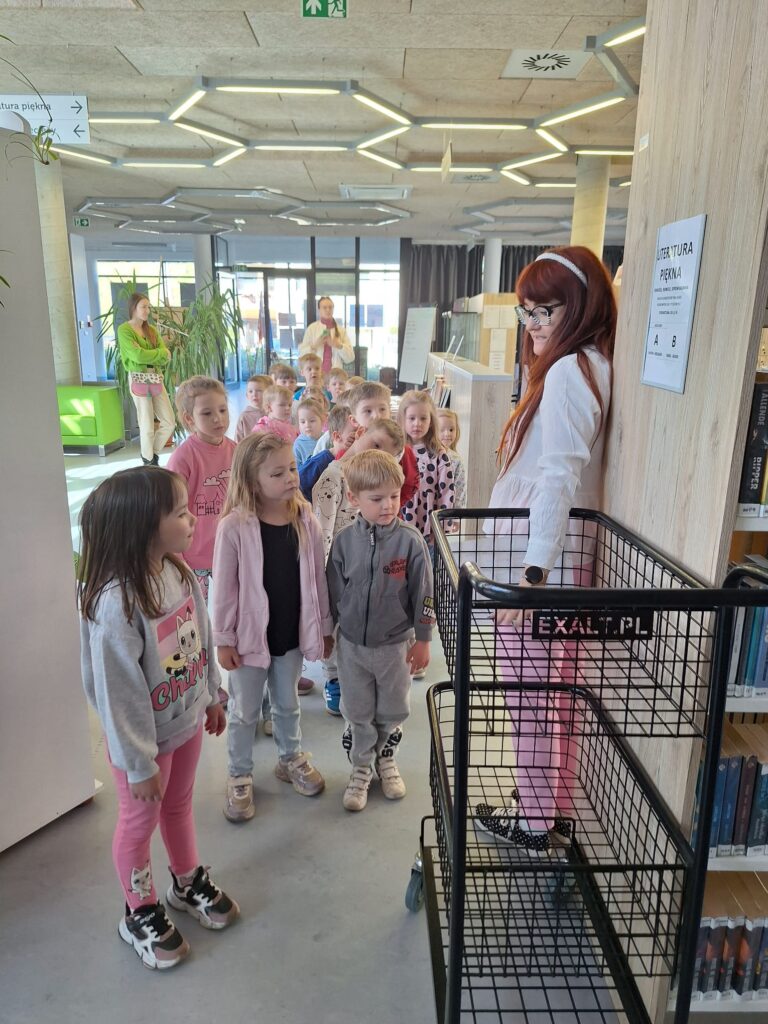 Dzieci uczestniczą w zajęciach bibliotecznych