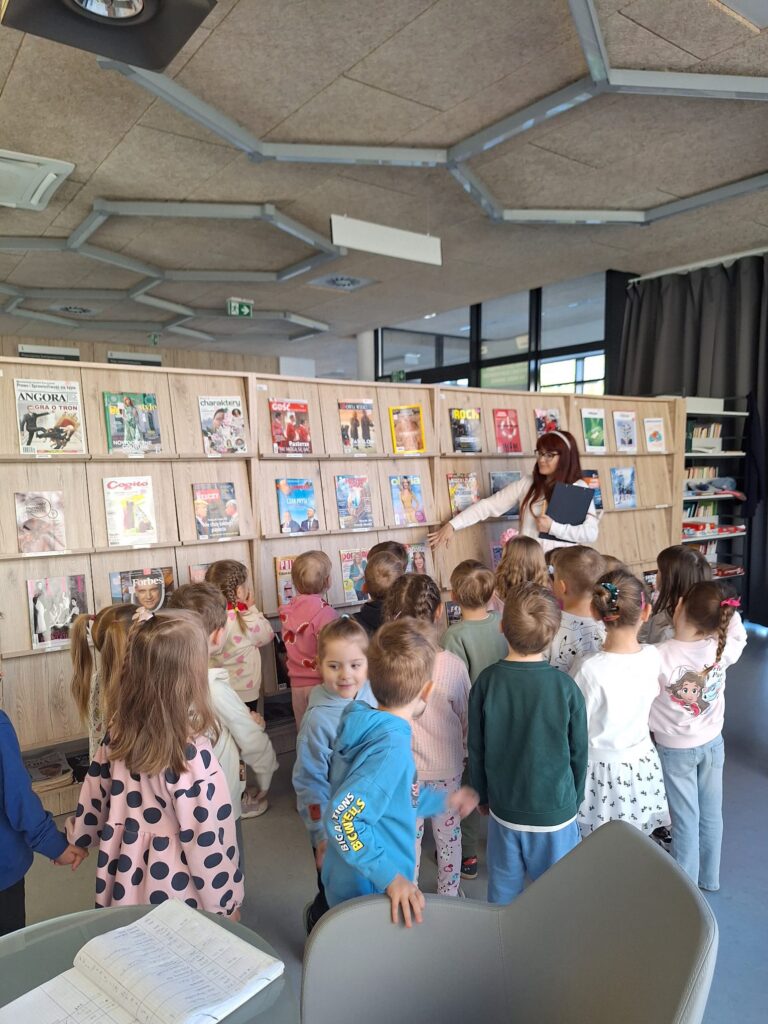 Dzieci uczestniczą w zajęciach bibliotecznych