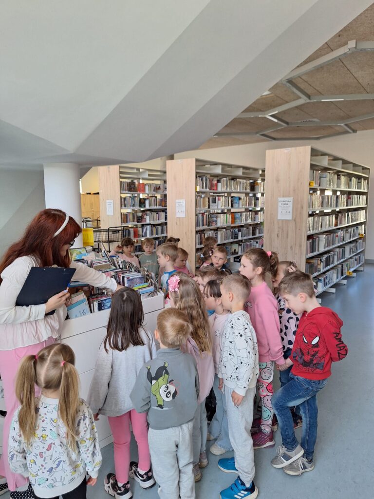 Dzieci uczestniczą w zajęciach bibliotecznych