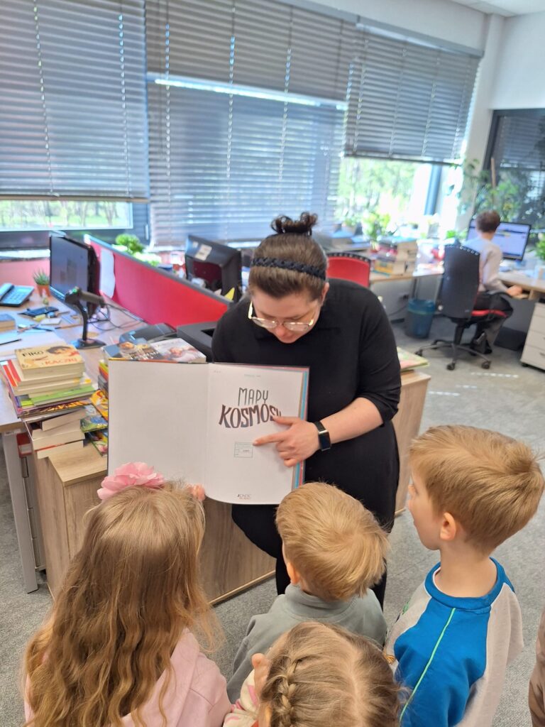 Pani bibliotekarka prezentuje książki
