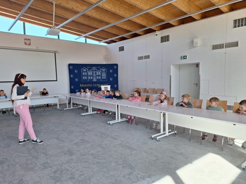 Dzieci uczestniczą w zajęciach bibliotecznych