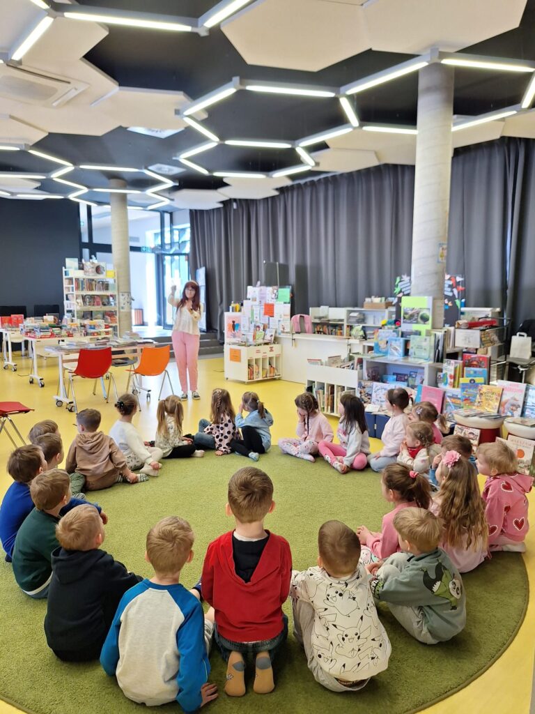 Dzieci uczestniczą w zajęciach bibliotecznych