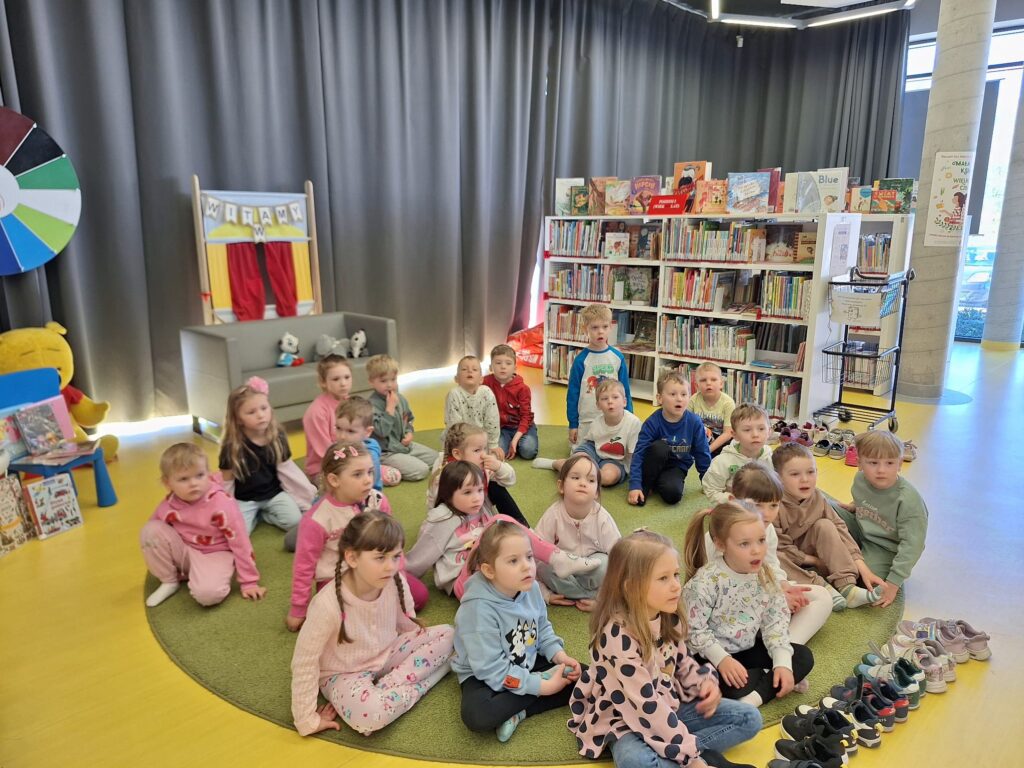 Dzieci uczestniczą w zajęciach bibliotecznych