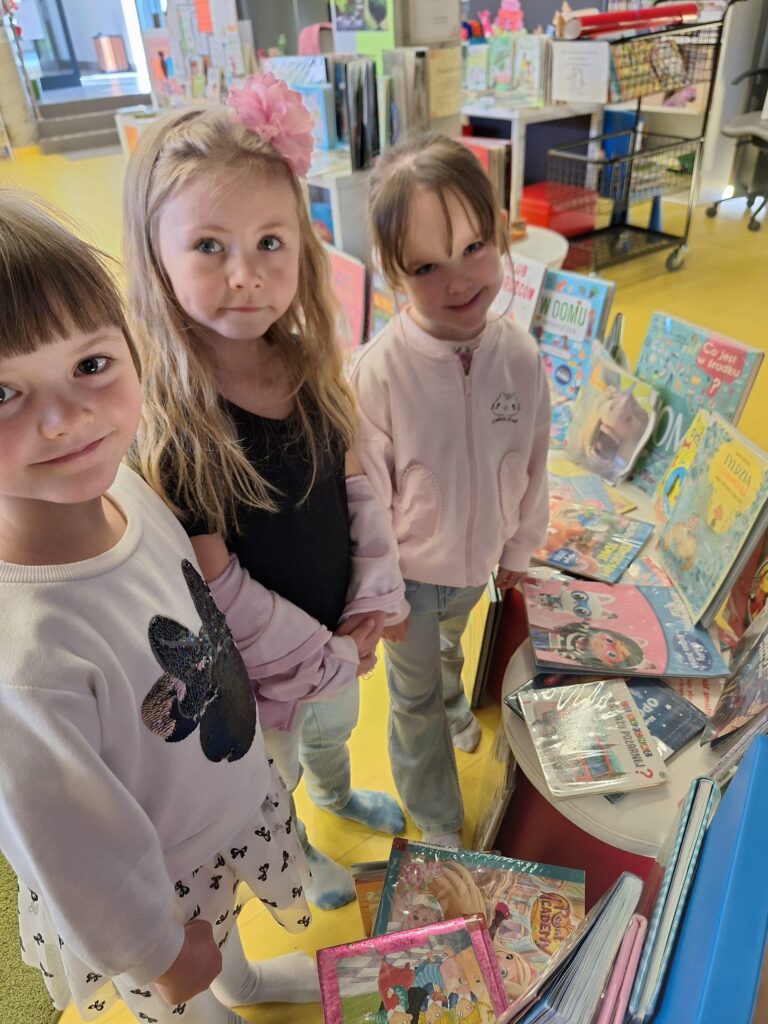 Dzieci uczestniczą w zajęciach bibliotecznych