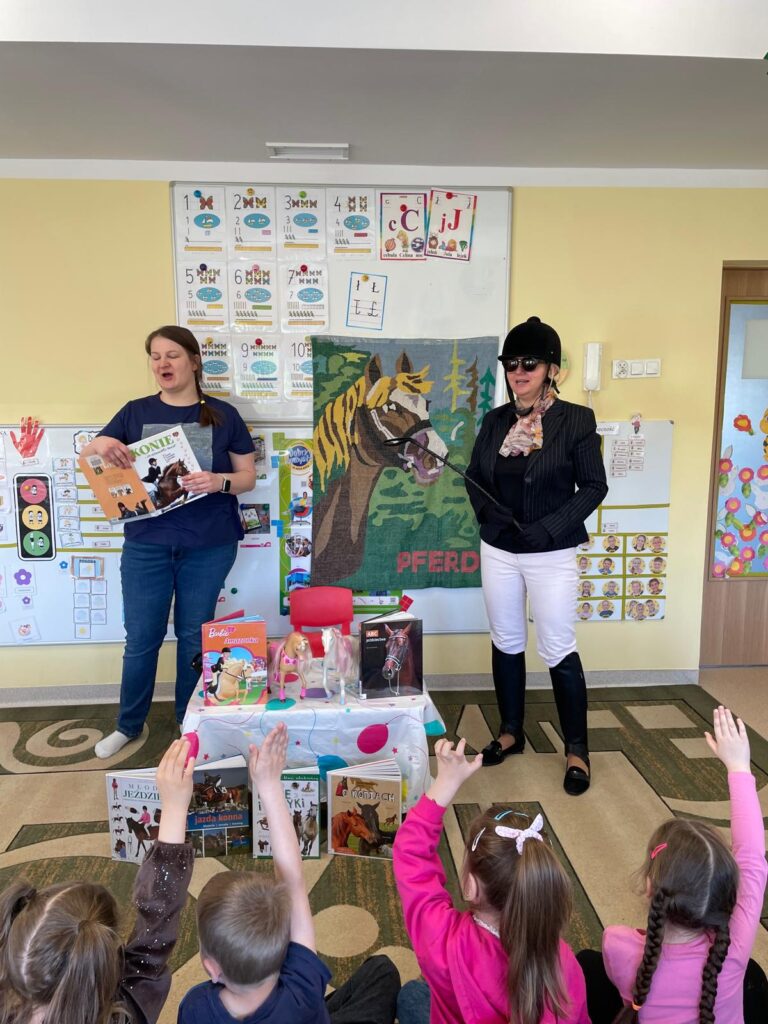 Panie bibliotekarki prezentują dzieciom tematykę związaną z końmi
