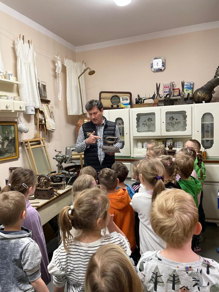 Dzieci zwiedzają muzeum