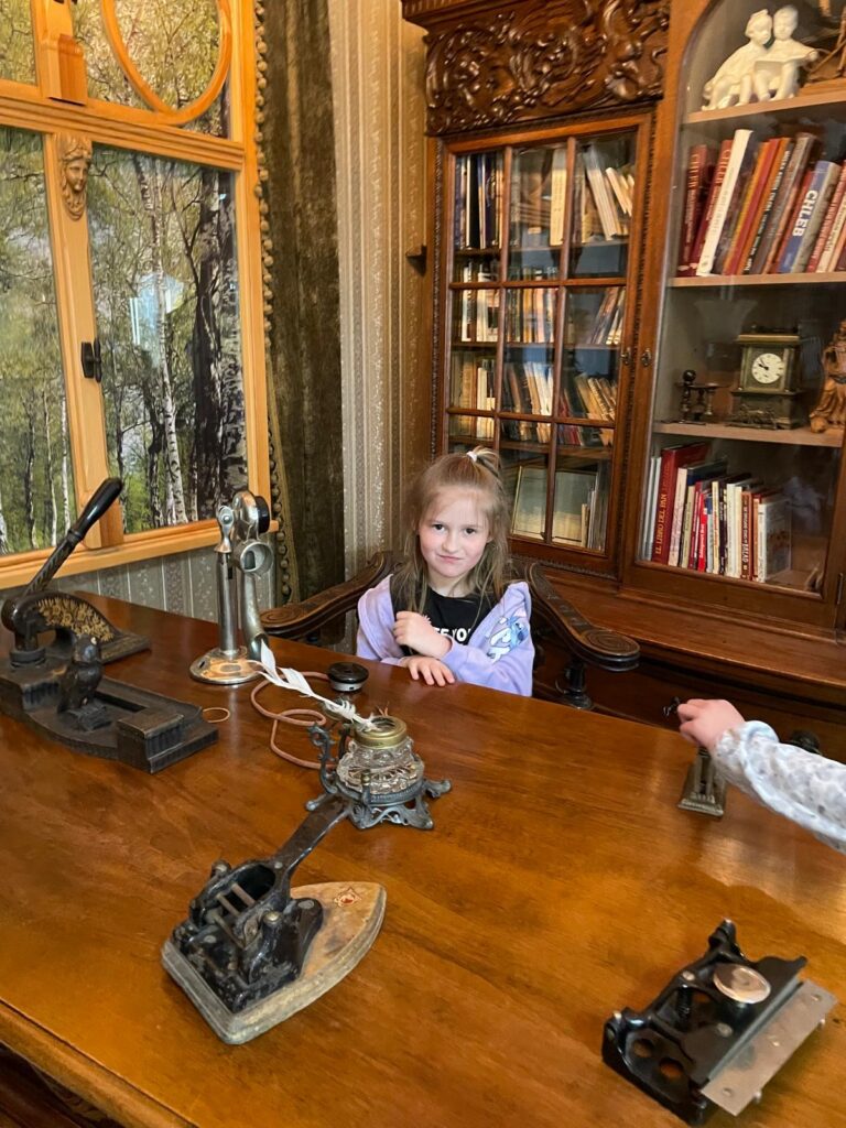 Dzieci zwiedzają muzeum