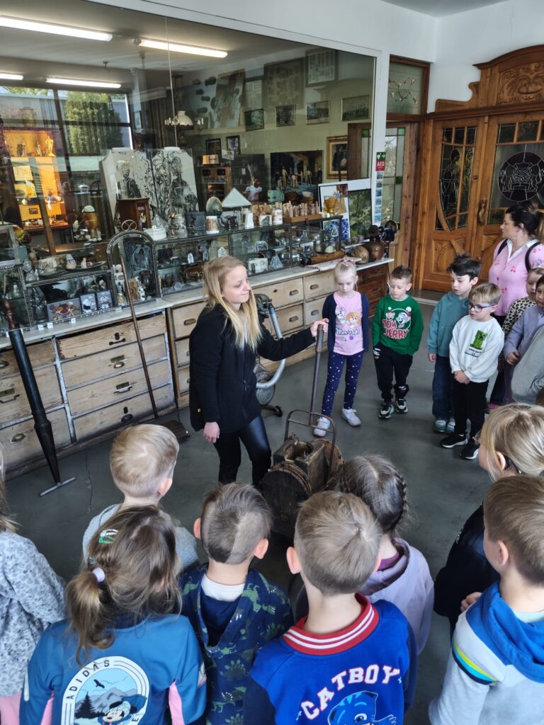 Dzieci zwiedzają muzeum