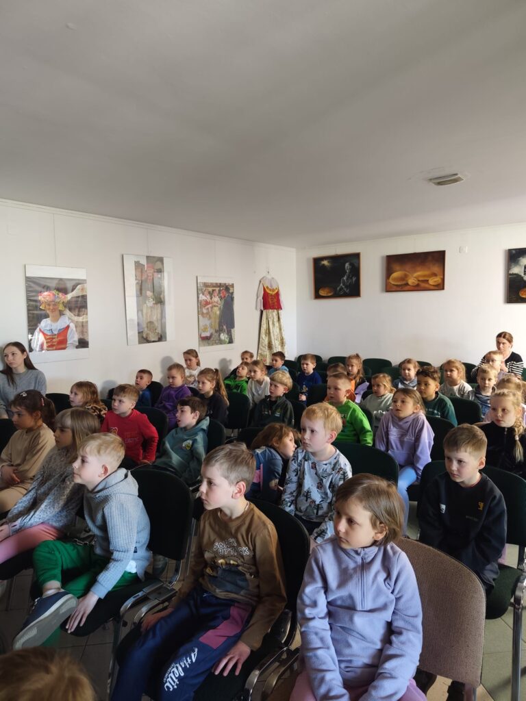 Dzieci siedzą i oglądają