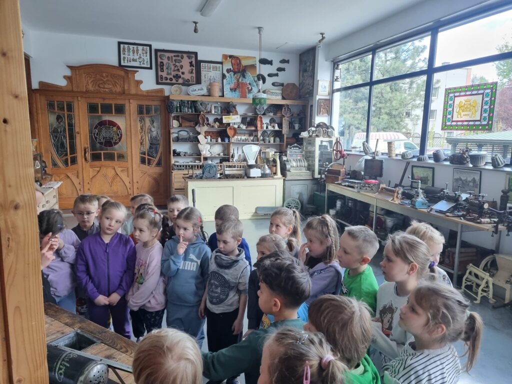 Dzieci zwiedzają muzeum