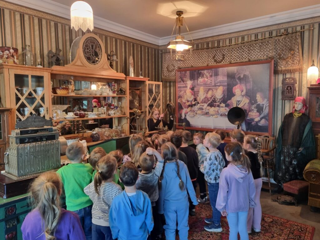 Dzieci zwiedzają muzeum